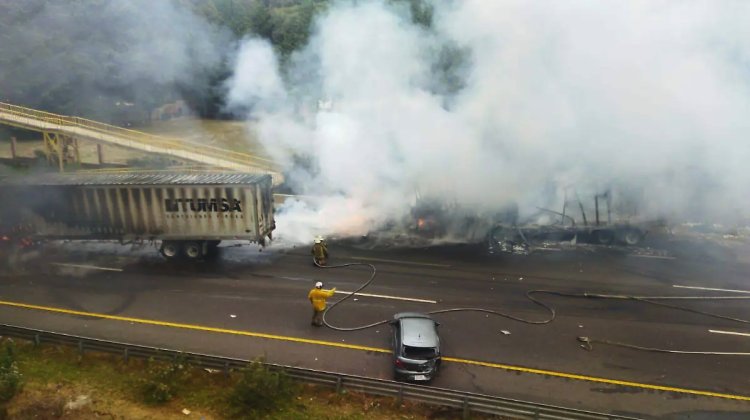 Choque de tráilers en la México-Toluca provoca incendio y caos vial