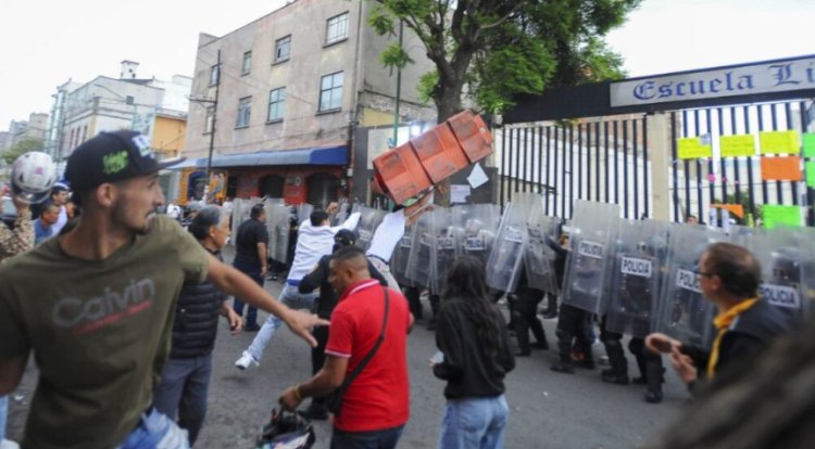 Vecinos de la colonia Morelos se enfrentan a policías para evitar colocación de refugio para migrantes