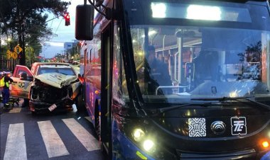 Camioneta de valores se pasa el alto y choca contra Trolebús en Coyoacán