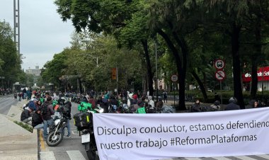 Repartidores por aplicación bloquean Paseo de la Reforma