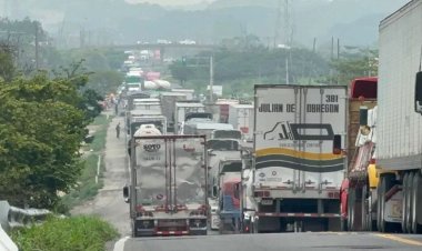 Pobladores mantienen bloqueo en la carretera Coatzacoalcos-Villahermosa