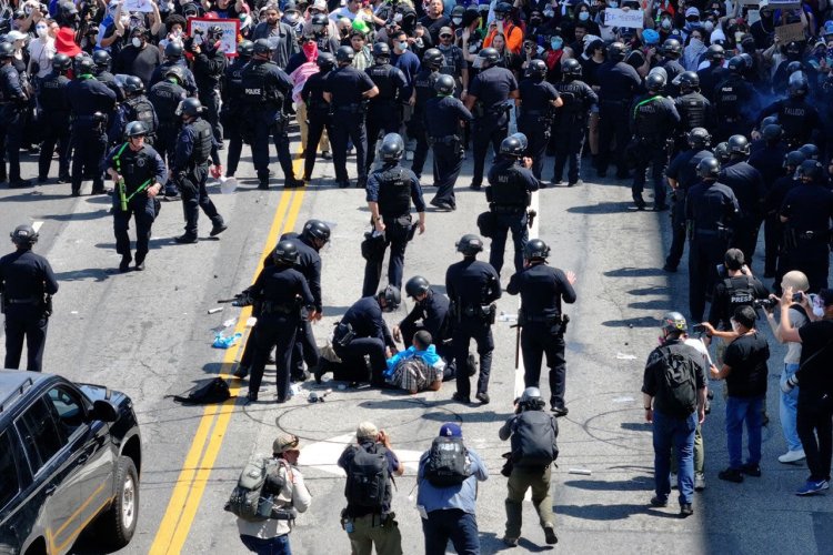 Jornada violenta en Los Ángeles deja más de 120 migrantes arrestados
