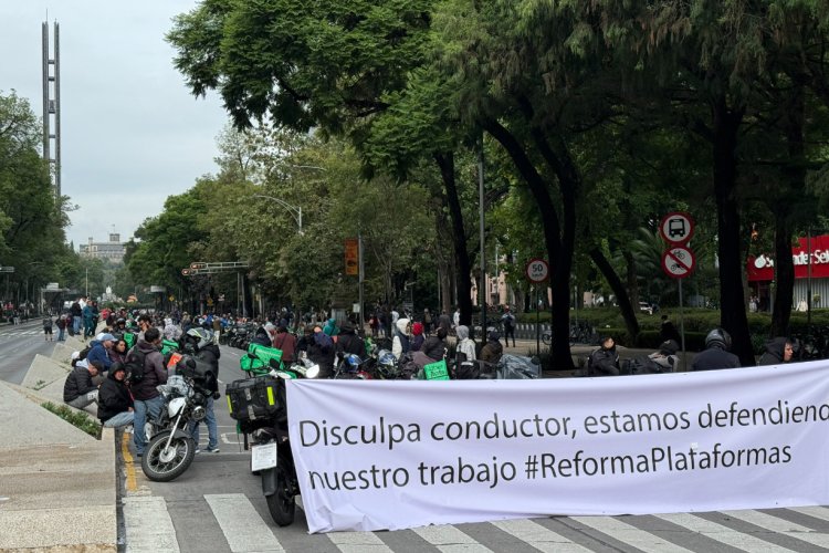 Repartidores por aplicación bloquean Paseo de la Reforma