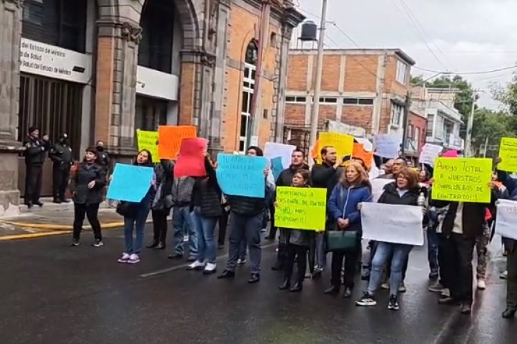 Trabajadores de salud del Estado de México bloquean la Secretaría de Salud para exigir basificaciones