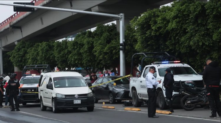 Adulta mayor se pasa un alto y mata a peatón en el carril del Mexibús en Ecatepec