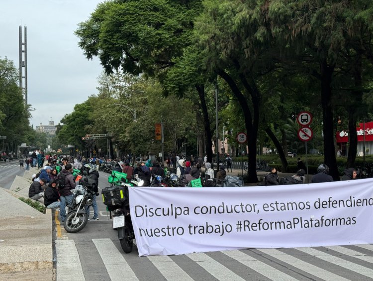 Repartidores por aplicación bloquean Paseo de la Reforma