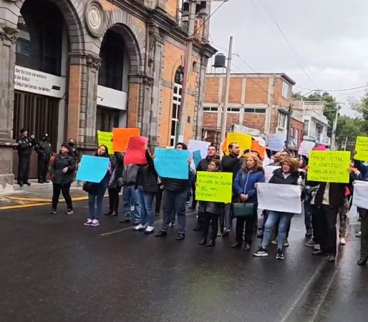 Trabajadores de salud del Estado de México bloquean la Secretaría de Salud para exigir basificaciones