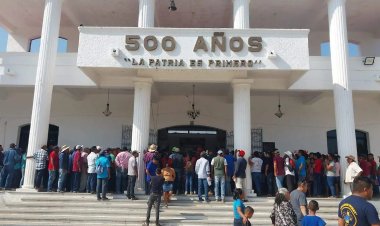 Retienen a alcalde de San Luis Acatlán, Guerrero; solicitan solución a daños por huracán Erick
