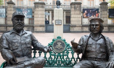 Sheinbaum dice que es “ilegal” subastar las estatuas de Fidel y el “Che” retiradas en la alcaldía Cuauhtémoc