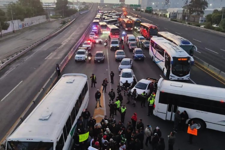 Transportistas bloquean la México-Puebla; piden mejorar condiciones de seguridad