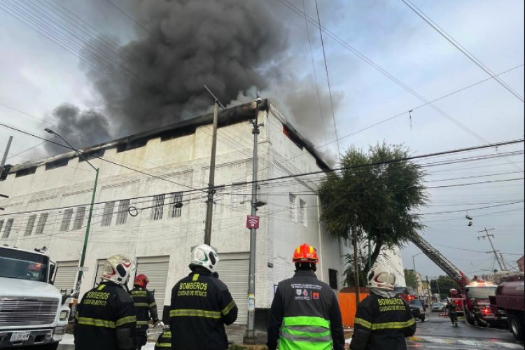 Fuego consume bodega de ropa en la colonia Morelos de la CDMX
