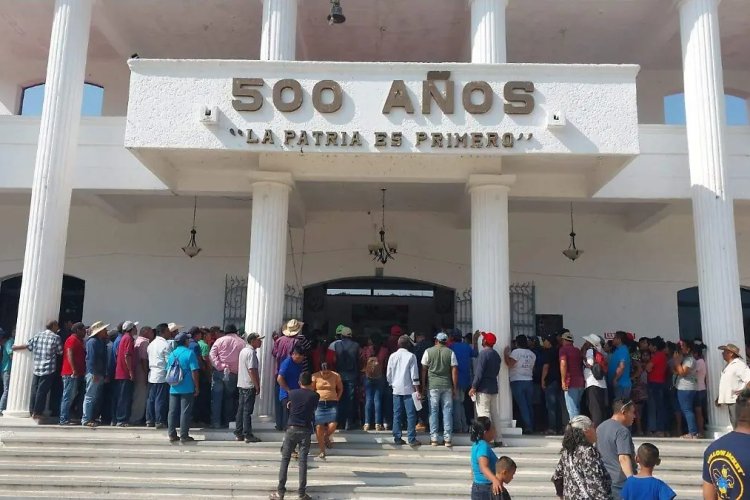 Retienen a alcalde de San Luis Acatlán, Guerrero; solicitan solución a daños por huracán Erick