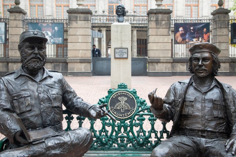 Sheinbaum dice que es “ilegal” subastar las estatuas de Fidel y el “Che” retiradas en la alcaldía Cuauhtémoc
