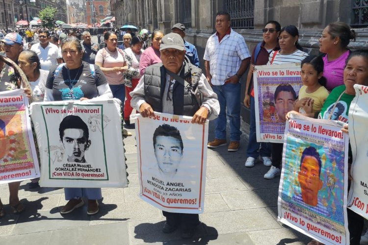 Familiares de los 43 de Ayotzinapa y gobierno federal acuerdan nueva reunión en septiembre