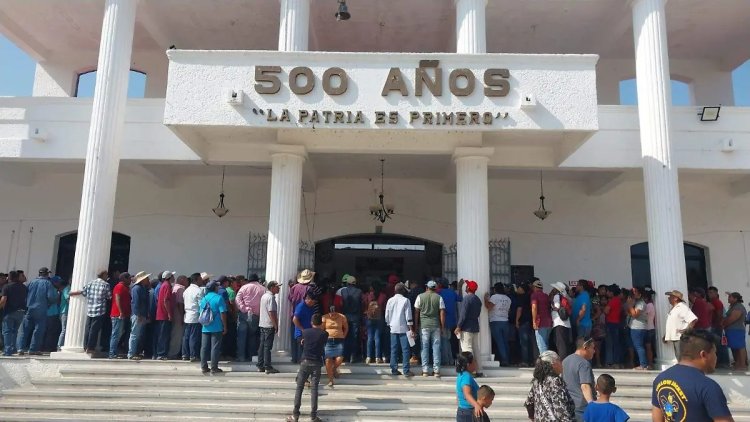 Retienen a alcalde de San Luis Acatlán, Guerrero; solicitan solución a daños por huracán Erick