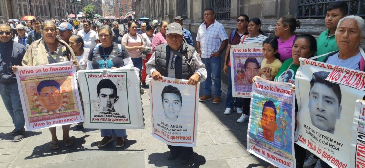 Familiares de los 43 de Ayotzinapa y gobierno federal acuerdan nueva reunión en septiembre