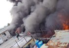 Bomberos trabajan para sofocar incendio en fábrica de la alcaldía Iztacalco