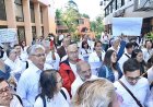 Estudiantes y trabajadores de la UV se manifiestan en contra de la prórroga del rector