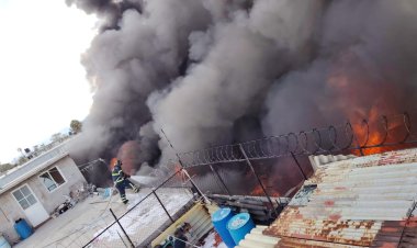 Bomberos trabajan para sofocar incendio en fábrica de la alcaldía Iztacalco