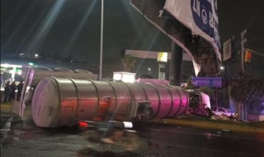 Pipa vuelca sobre la México-Texcoco y ocasiona caos vial