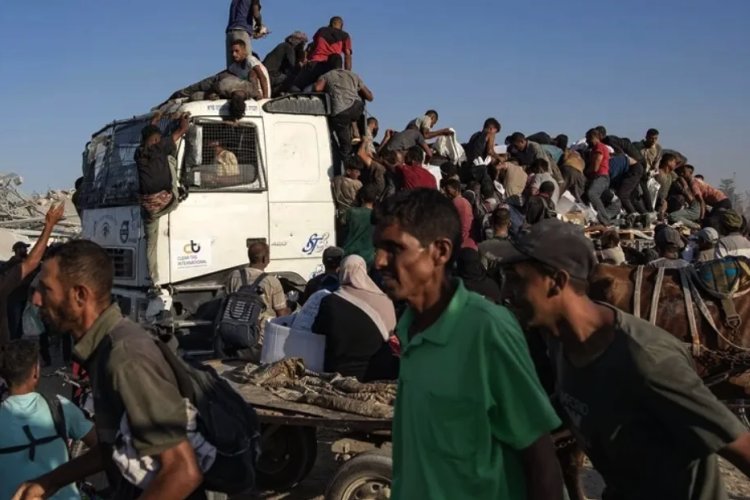 Vuelca camión con ayuda humanitaria y aplasta a 20 personas que esperaban por alimentos en la Franja de Gaza