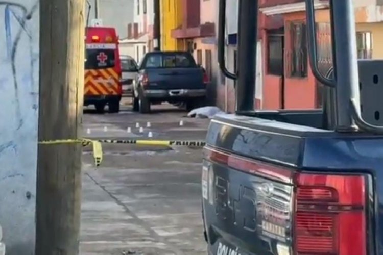 Ejecutan a mujer y dejan narcomensaje en calles de Toluca