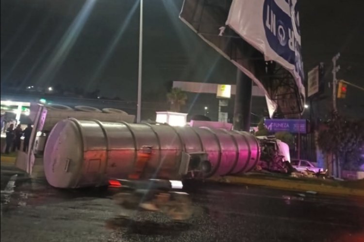 Pipa vuelca sobre la México-Texcoco y ocasiona caos vial