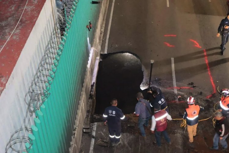 Nuevo socavón aparece en Periférico Oriente en Iztapalapa y atrapa a un camión de carga