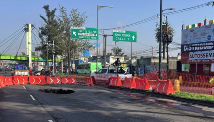 Por socavones cierran carriles en la calzada Ignacio Zaragoza de la CDMX