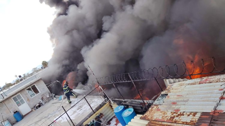 Bomberos trabajan para sofocar incendio en fábrica de la alcaldía Iztacalco