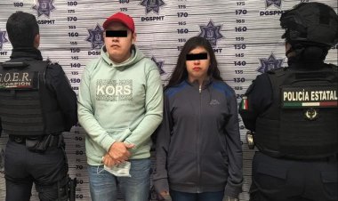 Detienen a pareja por robo a transeúnte en plaza comercial de Texcoco