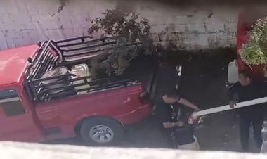 Exhiben a policías en Tuxpan, Veracruz huachicoleando una pipa asegurada