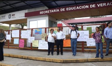 Bloquean la carretera Xalapa-Veracruz; exigen reinstalación de docente de primaria