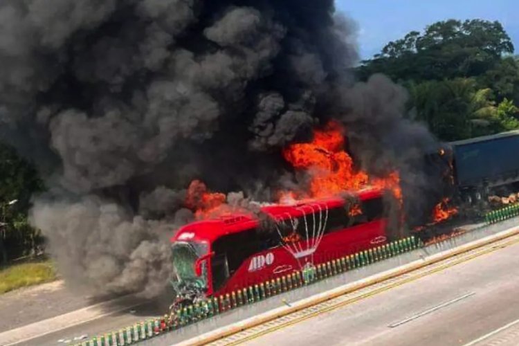 Choque entre autobús y tractocamión provoca incendio en la autopista Puebla-Veracruz