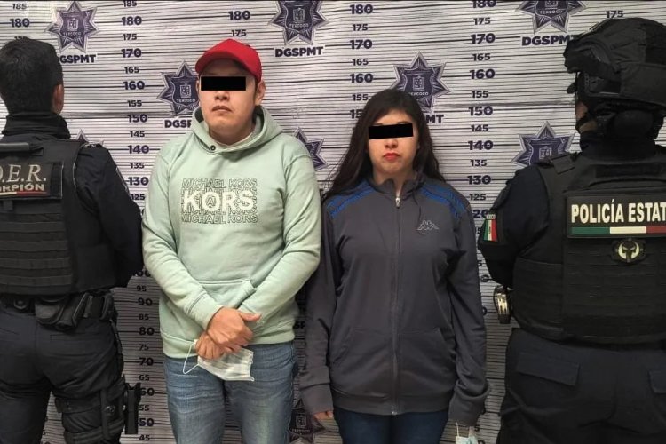 Detienen a pareja por robo a transeúnte en plaza comercial de Texcoco
