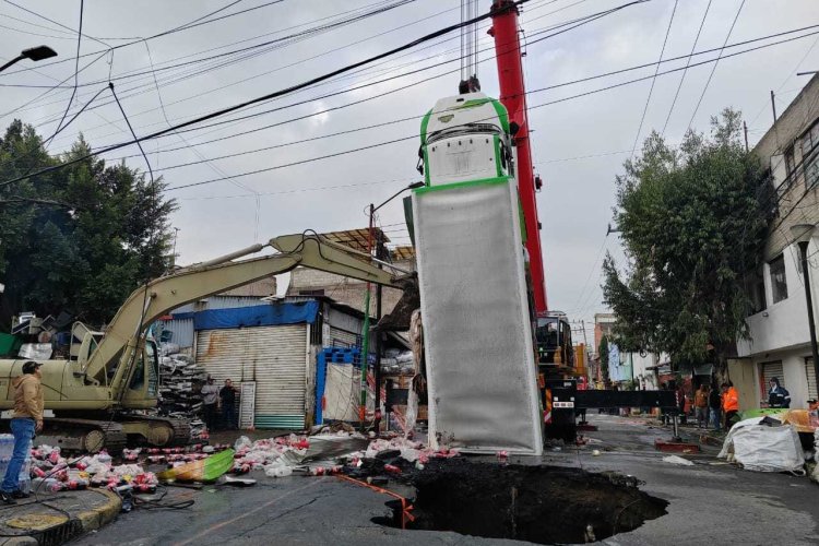 Desalojan a 20 personas luego de aparición de enorme socavón en Iztapalapa