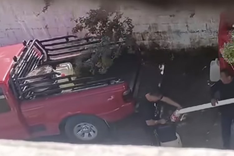 Exhiben a policías en Tuxpan, Veracruz huachicoleando una pipa asegurada