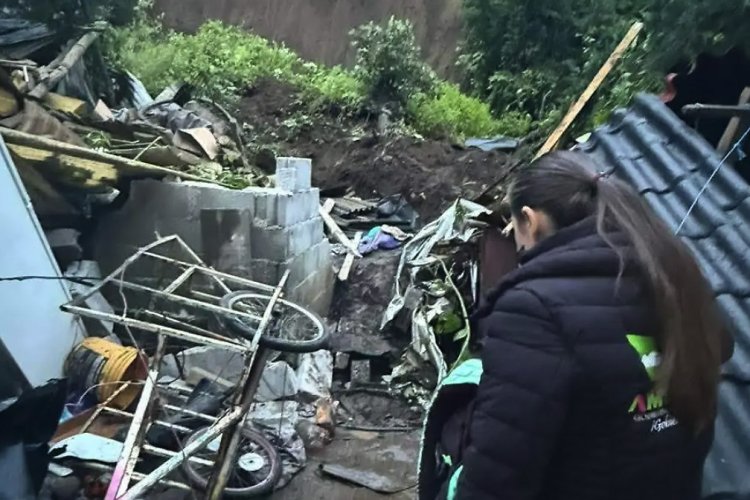 Mueren dos personas por desgajamiento de cerro en Amecameca