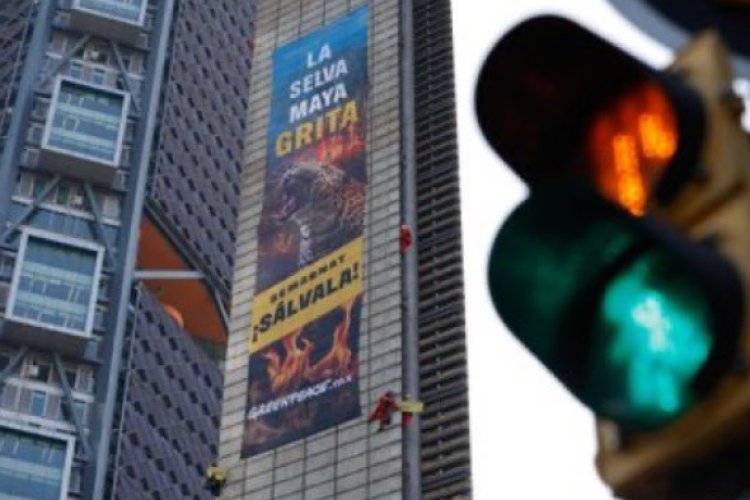 Activistas protestan en la Estela de Luz contra devastación de la Selva Maya