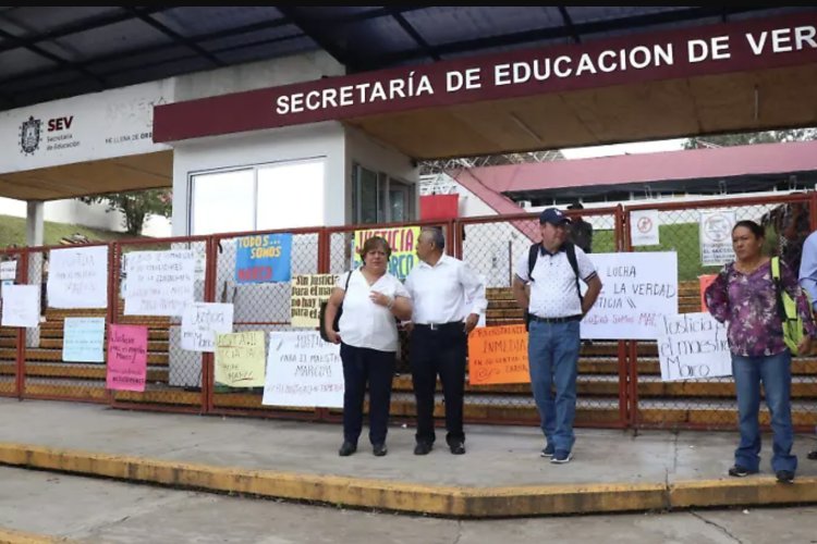 Bloquean la carretera Xalapa-Veracruz; exigen reinstalación de docente de primaria