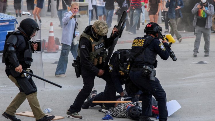 Gobierno de Trump facultará a policías de inmigración a portar armas y realizar arrestos