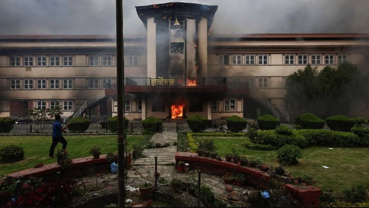 Manifestantes incendian el Parlamento de Nepal tras dimisión del primer ministro