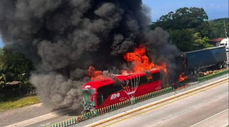 Choque entre autobús y tractocamión provoca incendio en la autopista Puebla-Veracruz