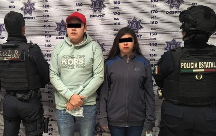 Detienen a pareja por robo a transeúnte en plaza comercial de Texcoco