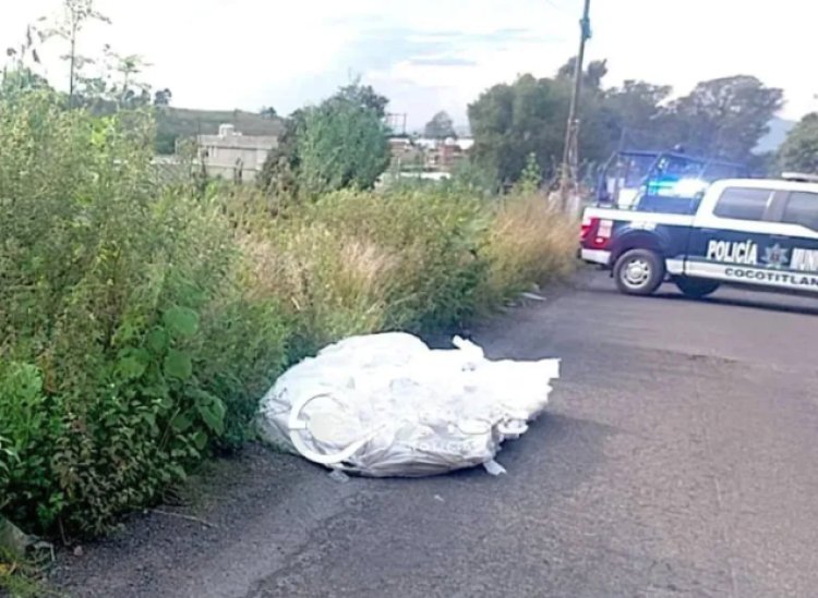 Encuentran tres cuerpos con “narcomensaje” sobre la carretera México-Cuautla