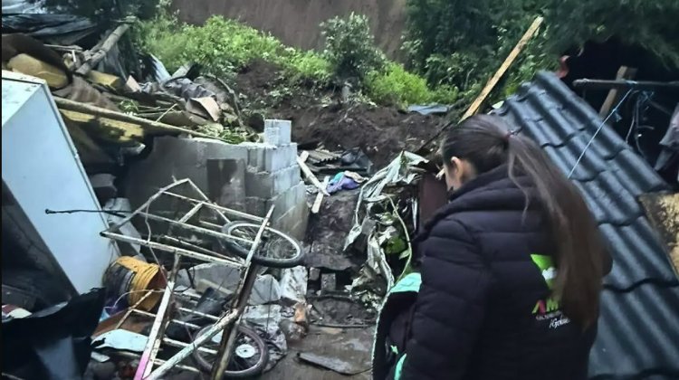 Mueren dos personas por desgajamiento de cerro en Amecameca