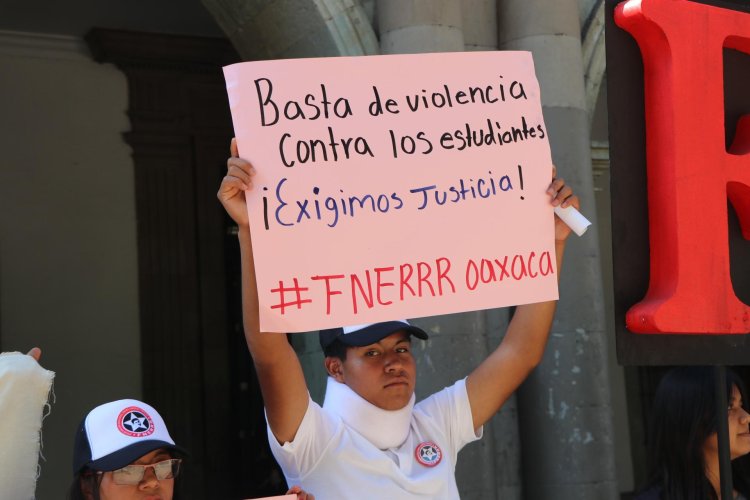 Estudiantes de la FNERRR llevan protesta a la ‘mañanera’ este martes 23 de septiembre