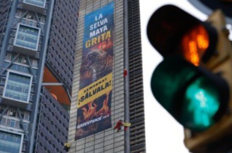 Activistas protestan en la Estela de Luz contra devastación de la Selva Maya
