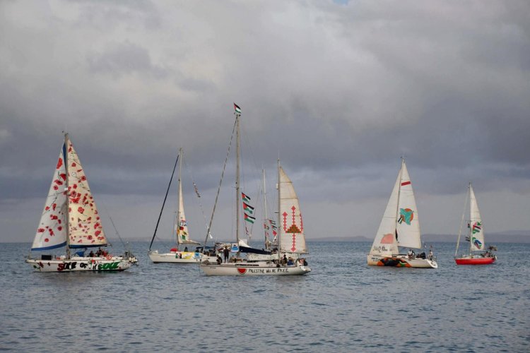 Armada israelí comienza a interceptar flotilla de Gaza, según activistas a bordo