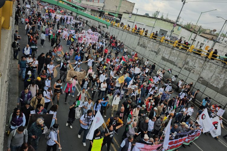 Marcha masiva en aniversario de masacre de 1968 denuncia genocidios
